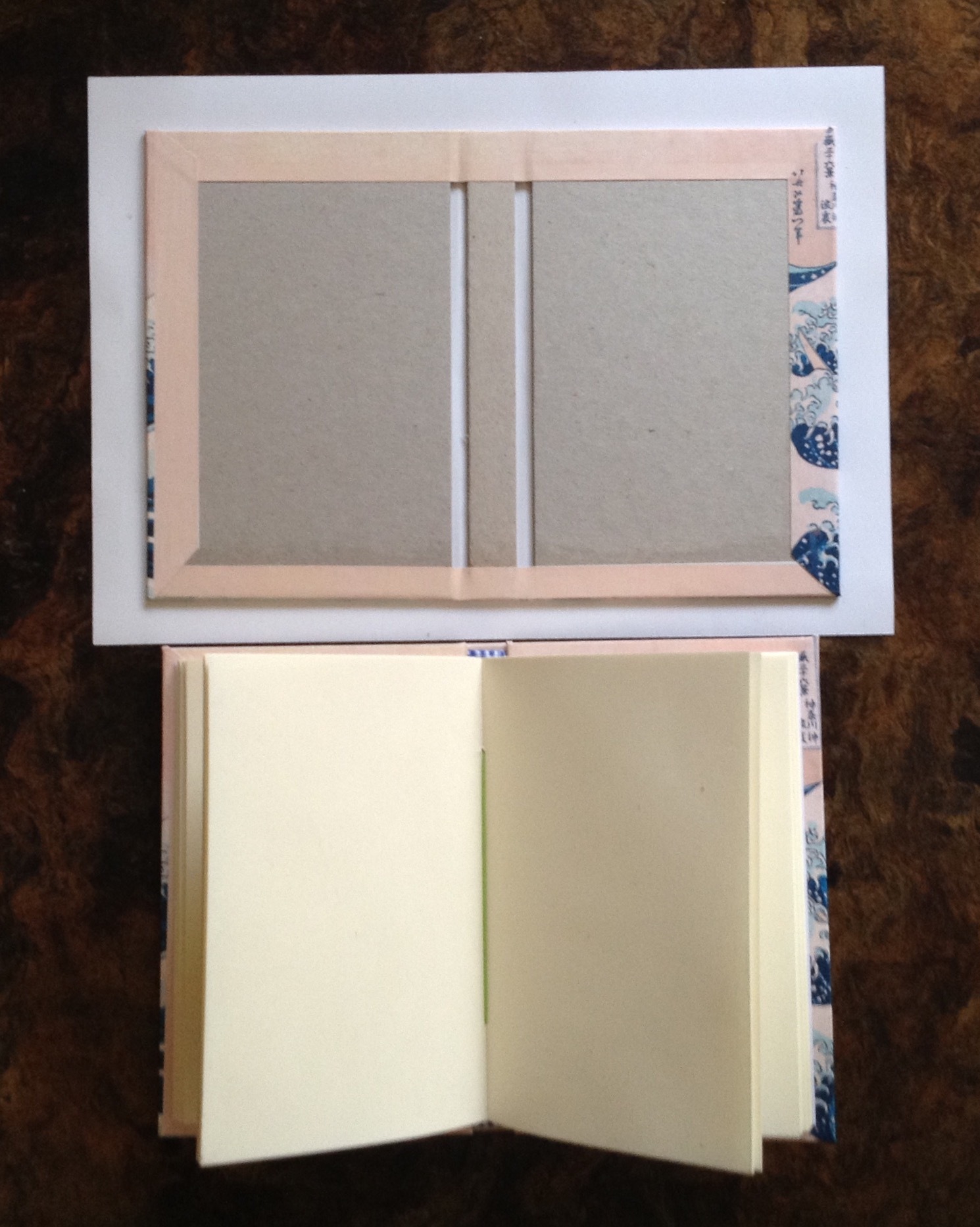 Interior de la libreta Verdehalago: estructura de cartón y páginas en blanco
